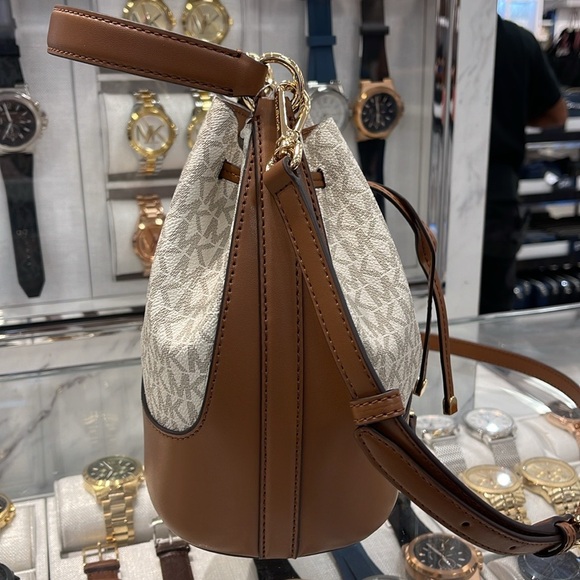 Michael Kors Reed Medium Belted Bucket Messenger Crossbody Handbag Vanilla MK - Picture 10 of 16